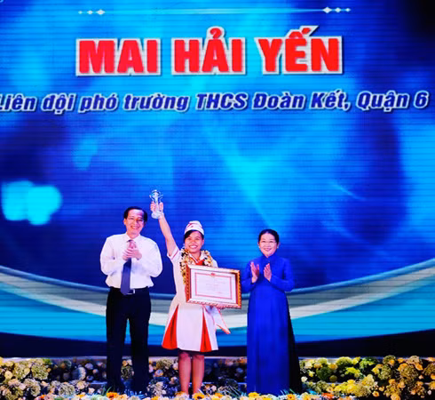 Mai Hải Yến khi được lãnh đạo thành phố trao danh hiệu công dân trẻ tiêu biểu (ảnh: T.P)