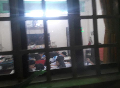 Lớp dạy thêm cho học sinh tiểu học của cô L. ghi được vào tối ngày 10/1 (ảnh: T.P) Lớp dạy thêm cho học sinh tiểu học của cô L. ghi được vào tối ngày 10/1 (ảnh: T.P)