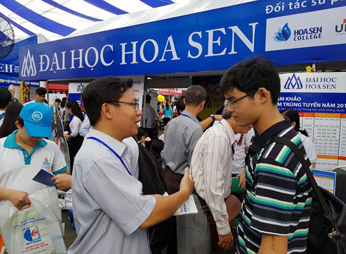 Cán bộ Trường Đại học Hoa Sen tư vấn thông tin cho học sinh tìm hiểu về nhà trường (ảnh: P.L) Cán bộ Trường Đại học Hoa Sen tư vấn thông tin cho học sinh tìm hiểu về nhà trường (ảnh: P.L)