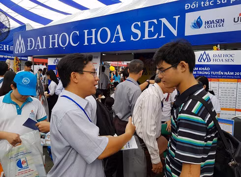 Cán bộ Trường Đại học Hoa Sen tư vấn thông tin cho học sinh tìm hiểu về nhà trường (ảnh: P.L)