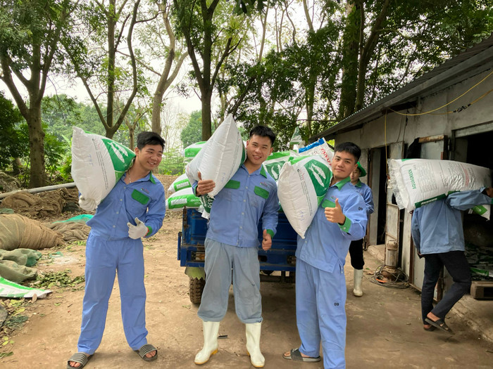 Sinh viên ngành Bệnh học thủy sản, Học viện Nông nghiệp Việt Nam thực tập tại Công ty Cổ phần GreenFeed. Ảnh: NVCC c41e37934b9ee8c0b18f.jpg