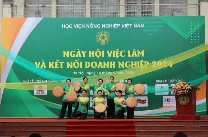 Tiết mục văn nghệ của sinh viên Học viện Nông nghiệp Việt Nam tại sự kiện. Ảnh: CA GDVN_Ngày hội việc làm 2.JPG