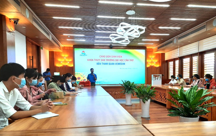 Sinh viên ngành Bệnh học thủy sản, Trường Thủy sản, Trường Đại học Cần Thơ kiến tập tại công ty Vemedim. Ảnh: NTCC Sinh viên kiến tập tại công ty Vemedim.jpg