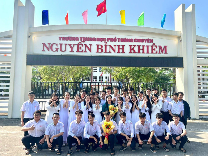 Học sinh lớp 12 Trường Trung học phổ thông Chuyên Nguyễn Bỉnh Khiêm trong ngày lễ bế giảng năm học 2023-2024. Ảnh: NTCC Trường Nguyễn Bỉnh Khiêm.jpg