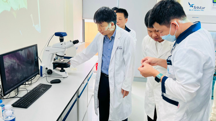 Phó Giáo sư, Tiến sĩ Trương Đình Hoài (bên trái, áo xanh dương) hướng dẫn sinh viên ngành Bệnh học thủy sản đọc kết quả chẩn đoán bệnh tại phòng thí nghiệm. Ảnh: NVCC 5fbfc1d38a8b29d5709a.jpg