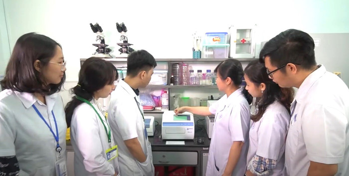 Phó Giáo sư, Tiến sĩ Bùi Thị Bích Hằng (thứ ba từ phải vào) hướng dẫn sinh viên Trường Thủy sản, Trường Đại học Cần Thơ thực tập. Ảnh: NVCC Cô Hằng hướng dẫn SV thực tập.2.jpg