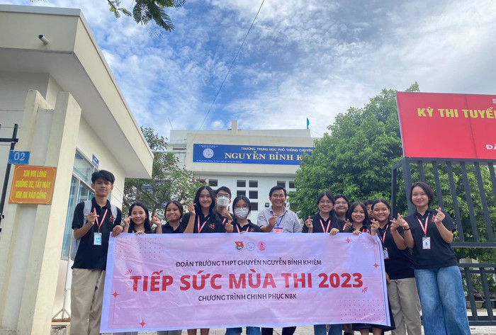 Chương trình Tiếp sức mùa thi 2023 của Trường Trung học phổ thông Chuyên Nguyễn Bỉnh Khiêm (Quảng Nam). Ảnh: NTCC Trường NBK.jpg