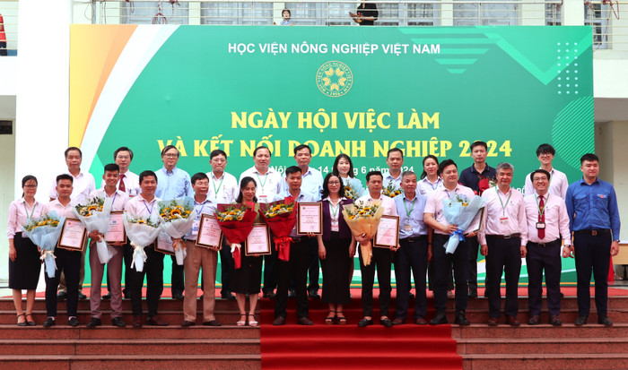 Học viện Nông nghiệp Việt Nam chụp ảnh cùng các đại diện doanh nghiệp tài trợ cho sự kiện. Ảnh: CA GDVN_Chụp ảnh lưu niệm.JPG