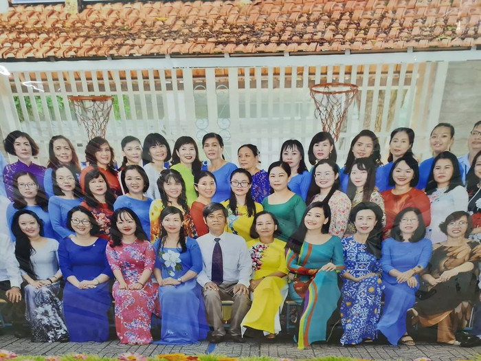 Thầy Hùng và tập thể sư phạm trường tiểu học Mê Linh (ảnh chụp lại của trường)