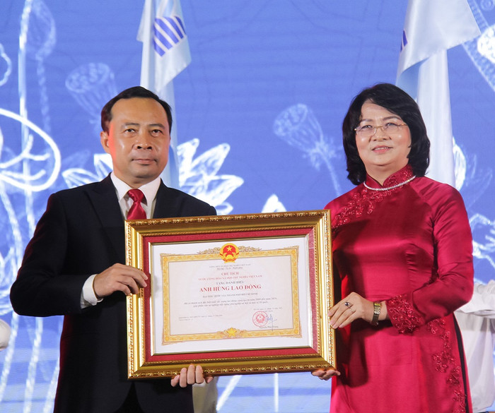 Phó Chủ tịch nước trao tặng danh hiệu Anh hùng lao động cho Đại học Quốc gia Thành phố Hồ Chí Minh (ảnh: VNUHCM) Phó Chủ tịch nước trao tặng danh hiệu Anh hùng lao động cho Đại học Quốc gia Thành phố Hồ Chí Minh (ảnh: VNUHCM)