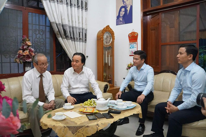 Bộ trưởng Phùng Xuân Nhạ (thứ hai, trái sang) trò chuyện với Giáo sư Trần Hồng Quân (Ảnh: P.L) Bộ trưởng Phùng Xuân Nhạ (thứ hai, trái sang) trò chuyện với Giáo sư Trần Hồng Quân (Ảnh: P.L)