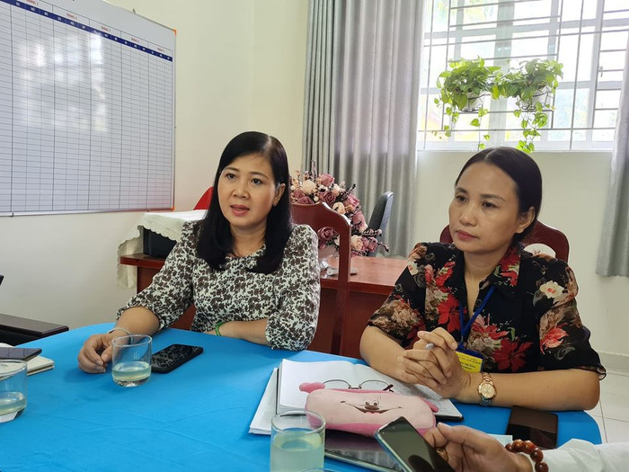 Bà Nguyễn Thị Thu Hiền và hiệu trưởng nhà trường gặp gỡ báo chí trưa 3/11 (Ảnh: P.L) Bà Nguyễn Thị Thu Hiền và hiệu trưởng nhà trường gặp gỡ báo chí trưa 3/11 (Ảnh: P.L)