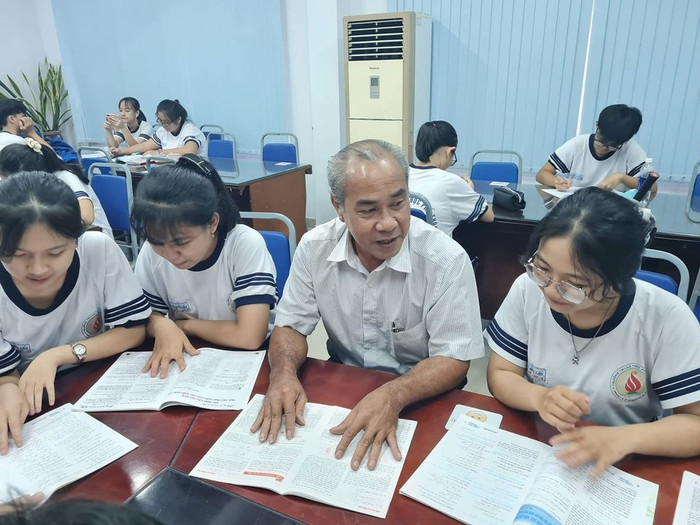 Thầy Dư Quốc Đạt &quot;truyền lửa&quot; đam mê học Toán cho nhiều thế hệ học trò (ảnh: P.L)