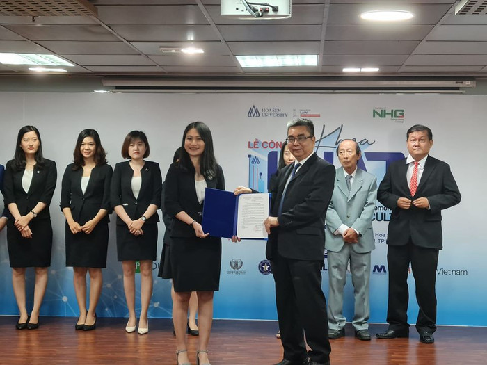 Phó Giáo sư Nguyễn Ngọc Điện trao quyết định thành lập Khoa Luật cho lãnh đạo khoa (ảnh: P.L)