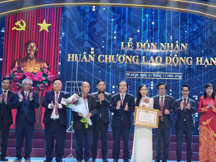 Bộ trưởng Phùng Xuân Nhạ (thứ 5, phải sang) trao Huân chương Lao động Hạng Ba cho trường (ảnh: P.L) Bộ trưởng Phùng Xuân Nhạ (thứ 5, phải sang) trao Huân chương Lao động Hạng Ba cho trường (ảnh: P.L)