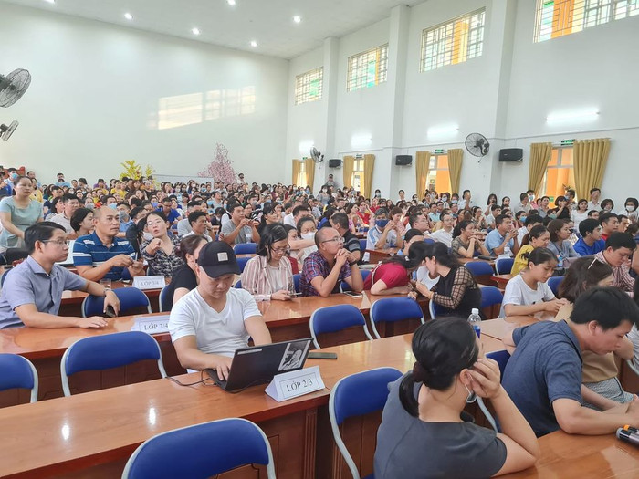 Hàng trăm phụ huynh tới trường Trần Thị Bưởi để bầu ra Ban đại diện cha mẹ học sinh mới (ảnh: P.L) Hàng trăm phụ huynh tới trường Trần Thị Bưởi để bầu ra Ban đại diện cha mẹ học sinh mới (ảnh: P.L)