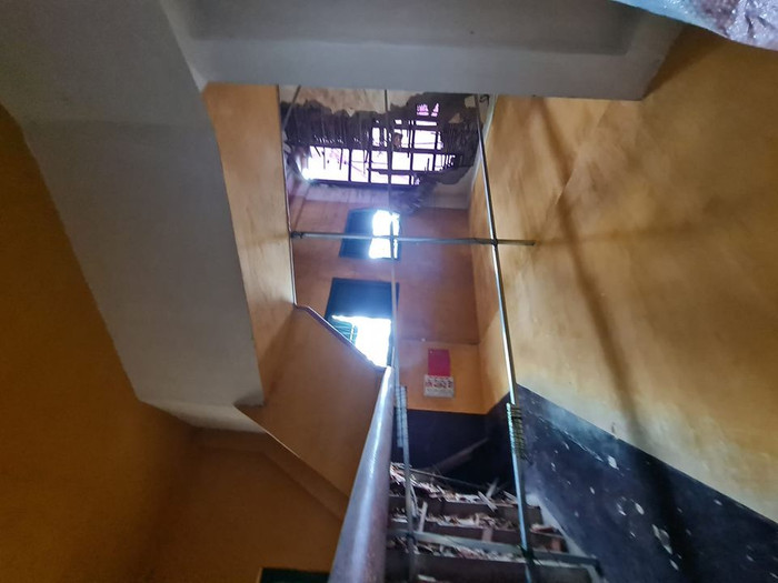 Nhánh cây rơi làm sụp bể mái ngói 1 khu của nhà trường (ảnh: P.L) Nhánh cây rơi làm sụp bể mái ngói 1 khu của nhà trường (ảnh: P.L)