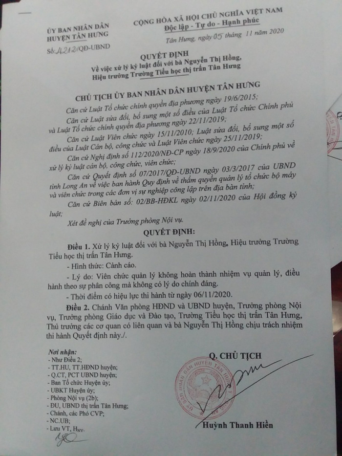 Quyết định kỷ luật bà Nguyễn Thị Hồng - Hiệu trưởng trường tiểu học thị trấn Tân Hưng (Ảnh: CTV) Quyết định kỷ luật bà Nguyễn Thị Hồng - Hiệu trưởng trường tiểu học thị trấn Tân Hưng (Ảnh: CTV)
