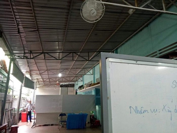 Nơi học buổi 2 rất tạm bợ của học sinh trường Nguyễn Văn Trỗi trong vài ngày qua (Ảnh: CTV) Nơi học buổi 2 rất tạm bợ của học sinh trường Nguyễn Văn Trỗi trong vài ngày qua (Ảnh: CTV)