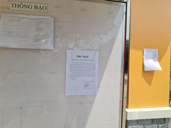 Thư ngỏ, nội dung xin lỗi của nhà trường đã được dán công khai trước cổng (ảnh: P.L) Thư ngỏ, nội dung xin lỗi của nhà trường đã được dán công khai trước cổng (ảnh: P.L)