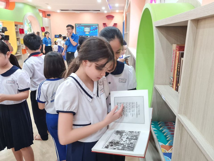 Học sinh trường tiểu học Nguyễn Bỉnh Khiêm đọc sách trong thư viện Intranet mới của trường (ảnh: P.L) Học sinh trường tiểu học Nguyễn Bỉnh Khiêm đọc sách trong thư viện Intranet mới của trường (ảnh: P.L)