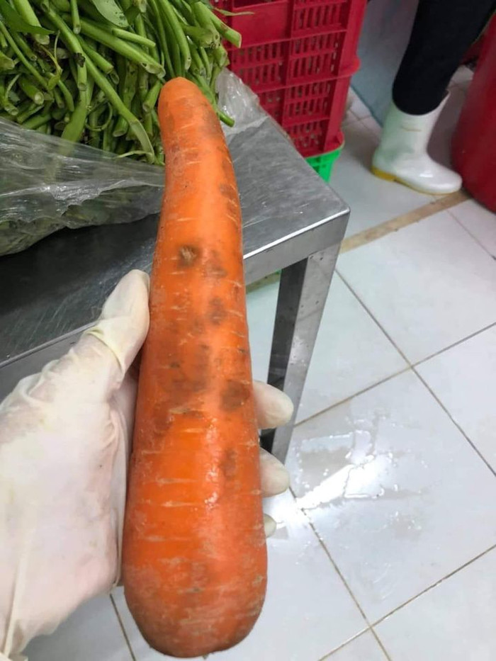 Cà rốt hư, dập vẫn xuất hiện trong bếp của trường vào sáng ngày 2/11 (ảnh: CTV) Cà rốt hư, dập vẫn xuất hiện trong bếp của trường vào sáng ngày 2/11 (ảnh: CTV)