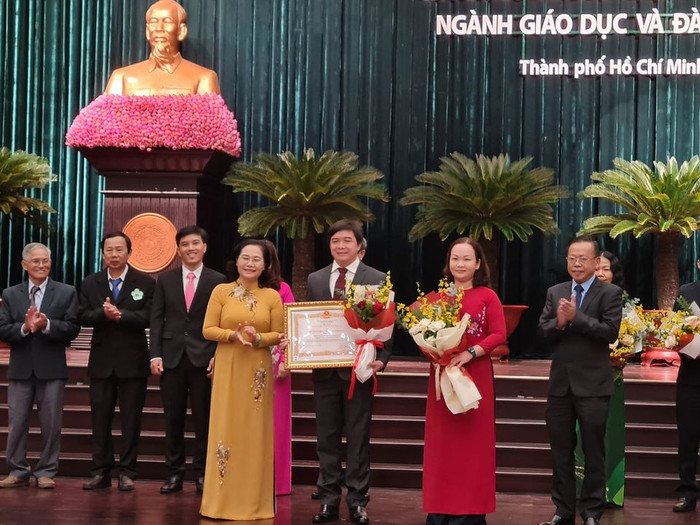 Trao tặng Huân chương Lao động hạng Nhì của Chủ tịch nước cho trường Phú Nhuận (Ảnh: P.L)