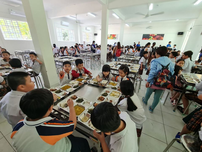Một bữa ăn trưa của học sinh trường tiểu học Trần Thị Bưởi, quận 9 (ảnh: P.L) Một bữa ăn trưa của học sinh trường tiểu học Trần Thị Bưởi, quận 9 (ảnh: P.L)