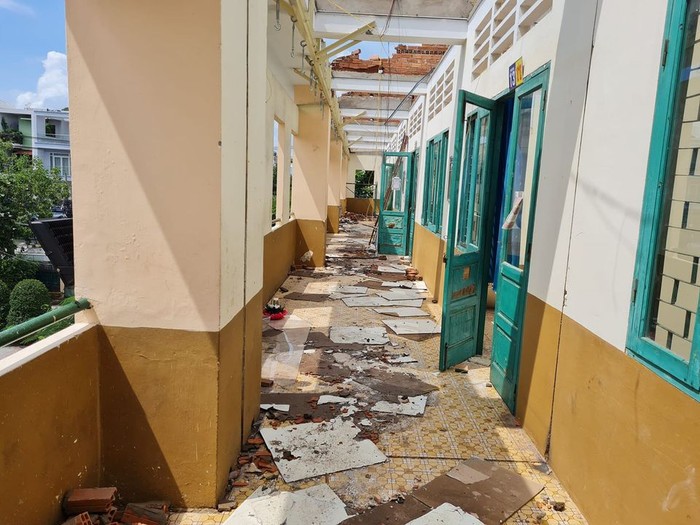 Trường trung học phổ thông Bình Phú bị hư hỏng nặng sau cơn mưa to, lốc xoáy (ảnh: P.L)