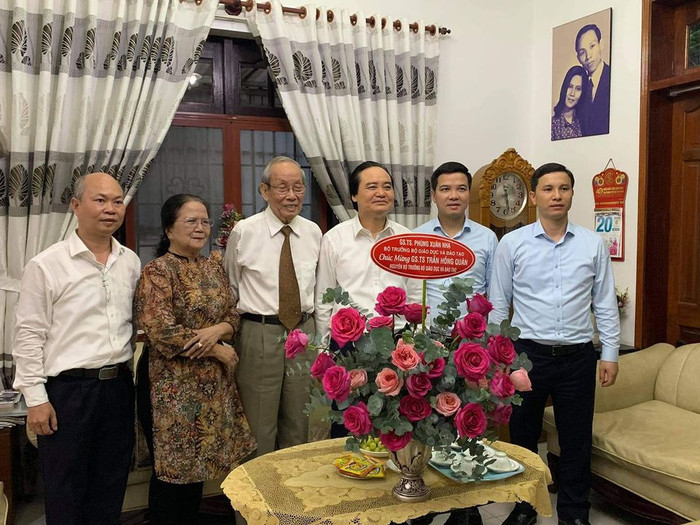 Đoàn của Bộ trưởng Bộ Giáo dục chụp hình lưu niệm với Giáo sư Trần Hồng Quân và phu nhân (ảnh: P.L) Đoàn của Bộ trưởng Bộ Giáo dục chụp hình lưu niệm với Giáo sư Trần Hồng Quân và phu nhân (ảnh: P.L)