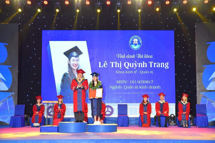 Hiệu trưởng trao bằng tốt nghiệp cho thủ khoa đầu ra của trường Đại học Văn Hiến (ảnh: CTV) Hiệu trưởng trao bằng tốt nghiệp cho thủ khoa đầu ra của trường Đại học Văn Hiến (ảnh: CTV)