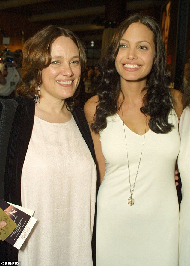 Marcheline, mẹ ngôi sao Angelina Jolie qua đời sau một cuộc chiến dài với ung thư buồng trứng vào năm 2007 Marcheline, mẹ ngôi sao Angelina Jolie qua đời sau một cuộc chiến dài với ung thư buồng trứng vào năm 2007