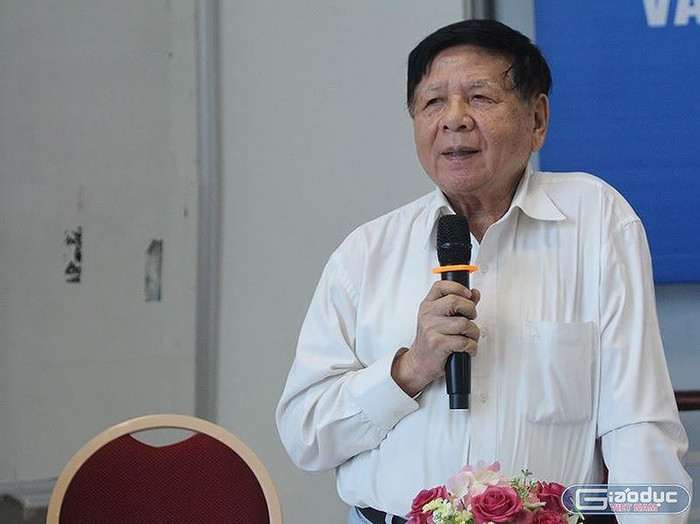 Phó giáo sư Trần Xuân Nhĩ bày tỏ lo ngại nếu không có những điều kiện phù hợp thì việc bỏ chế độ viên chức suốt đời có thể dẫn đến vỡ trận (Ảnh: Thùy Linh) Phó giáo sư Trần Xuân Nhĩ bày tỏ lo ngại nếu không có những điều kiện phù hợp thì việc bỏ chế độ viên chức suốt đời có thể dẫn đến vỡ trận (Ảnh: Thùy Linh)