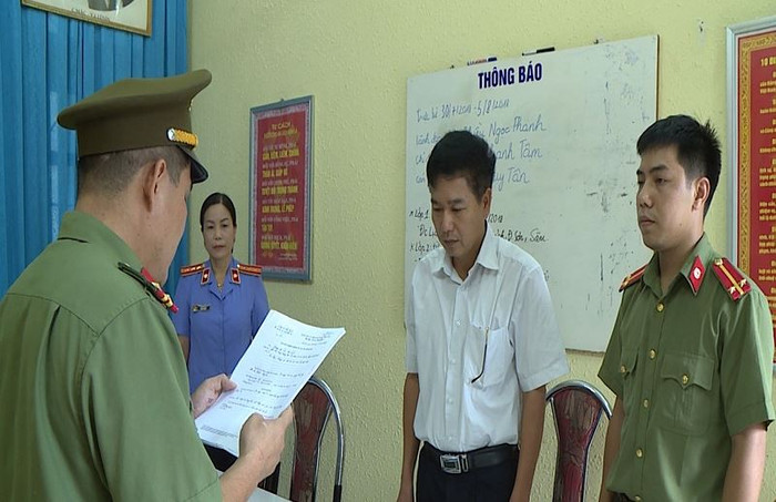 Ông Trần Xuân Yến, Phó Giám đốc Sở Giáo dục và Đào tạo tỉnh Sơn La bị khởi tố bị can vì liên quan đến gian lận điểm thi kỳ thi trung học phổ thông 2018 tại Sơn La. Ảnh: Công an tỉnh Sơn La. Ông Trần Xuân Yến, Phó Giám đốc Sở Giáo dục và Đào tạo tỉnh Sơn La bị khởi tố bị can vì liên quan đến gian lận điểm thi kỳ thi trung học phổ thông 2018 tại Sơn La. Ảnh: Công an tỉnh Sơn La.