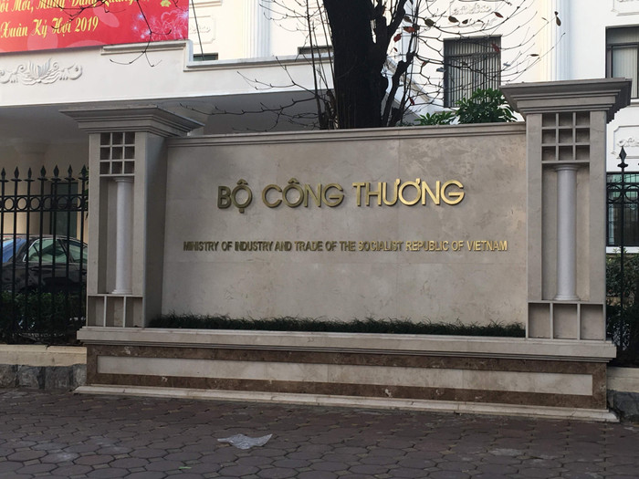 Đến nay gần 2 tháng xảy ra vụ việc xe công Bộ Công Thương vào tận chân tháng máy đón người nhà Bộ trưởng Trần Tuấn Anh chưa xử lý cán bộ liên quan. Ảnh: Vũ Phương.