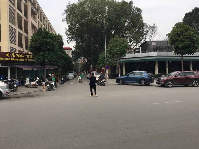 Ký túc xá và khuôn viên Trường Cao đẳng điện tử - điện lạnh Hà Nội được tận dụng cho thuê mọi địa điểm có thể. Ảnh: Vũ Phương.