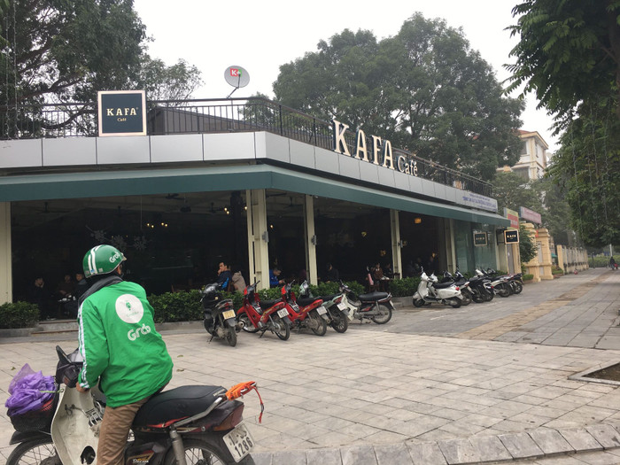 Hàng trăm m2 đất nằm trong khuôn viên nhà trường được cắt ra cho thuê làm quán cafe. Ảnh: Vũ Phương.