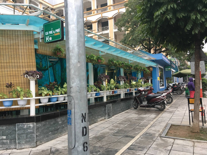 Một dãy dài hàng quán nằm trong khuôn viên Trường Cao đẳng điện tử - điện lạnh Hà Nội luôn tấp nập người qua lại, ồn ào cả khu phố. Ảnh: Vũ Phương.