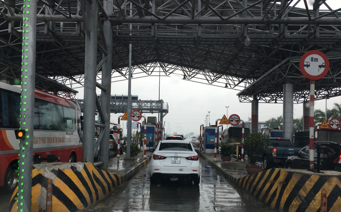 Cao tốc Hà Nội - Bắc Giang chỉ "tráng men" con đường nhà nước đã đầu tư, nhưng vẫn đặt trạm BOT thu phí. Ảnh: Vũ Phương. Cao tốc Hà Nội - Bắc Giang chỉ "tráng men" con đường nhà nước đã đầu tư, nhưng vẫn đặt trạm BOT thu phí. Ảnh: Vũ Phương.