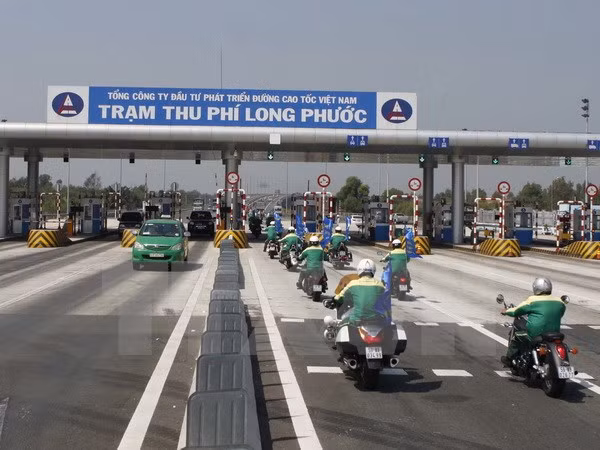 Cao tốc Thành phố Hồ Chí Minh-Long Thành-Dầu Giây mỗi ngày thu phí từ 3,3 - 3,4 tỷ đồng, ngày lễ tết lên 5 đến 6 tỷ đồng. Người dân rất quan tâm là đến bao giờ hết thời gian thu phí cao tốc này? Ảnh: TTXVN.