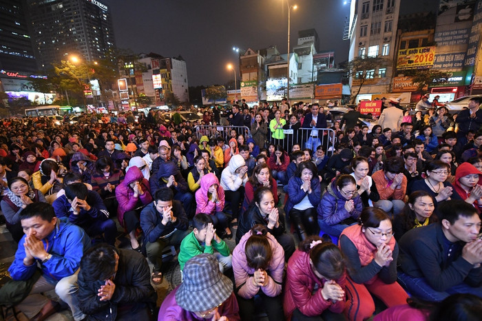 Nhiều người ngồi tràn ra lòng đường vái vọng vào hướng tổ đình Phúc Khánh để làm lễ dâng sao giải hạn. Ảnh: Anh Tuấn.