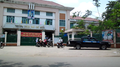 Công an đến làm việc với các nữ sinh ở Trường Ngô Chí Quốc, nơi các em đang theo học (ảnh: CTV)