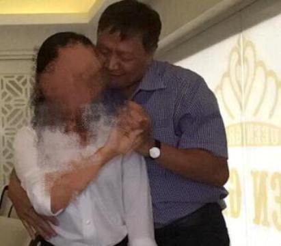 Một người đàn ông được cho là chính ông Ánh đang có hành động nhạy cảm với phụ nữ (ảnh: CTV) Một người đàn ông được cho là chính ông Ánh đang có hành động nhạy cảm với phụ nữ (ảnh: CTV)