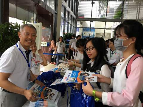 Hiệu phó điều hành trường - thầy Trương Nguyện Thành trao quà cho học sinh tham gia ngày hội (ảnh: P.L) Hiệu phó điều hành trường - thầy Trương Nguyện Thành trao quà cho học sinh tham gia ngày hội (ảnh: P.L)