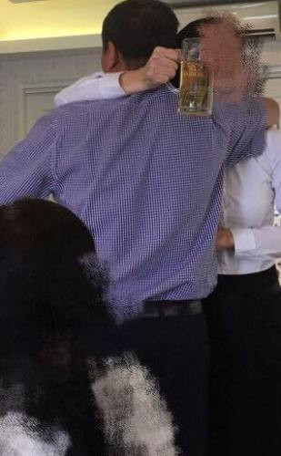 Tiếp tục là một tấm hình mô tả một hành động rất khó chú thích hay bình luận (ảnh: CTV) Tiếp tục là một tấm hình mô tả một hành động rất khó chú thích hay bình luận (ảnh: CTV)