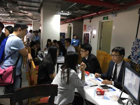 Học sinh được tư vấn ngành nghề ngay tại ngày hội tư vấn tuyển sinh của Trường Hoa Sen (ảnh: P.L) Học sinh được tư vấn ngành nghề ngay tại ngày hội tư vấn tuyển sinh của Trường Hoa Sen (ảnh: P.L)