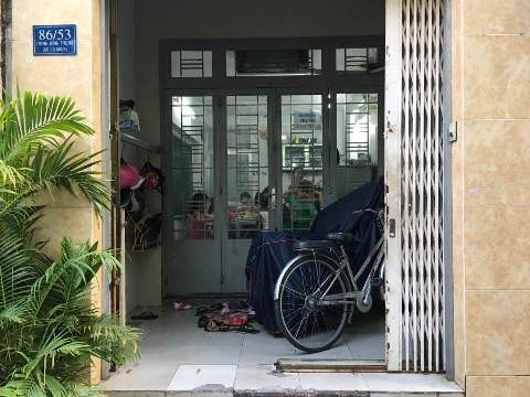 Hoạt động dạy thêm tiểu học diễn ra tại nhà 86/53 Trịnh Đình Trọng chiều 20/4 (Ảnh: P.L) Hoạt động dạy thêm tiểu học diễn ra tại nhà 86/53 Trịnh Đình Trọng chiều 20/4 (Ảnh: P.L)