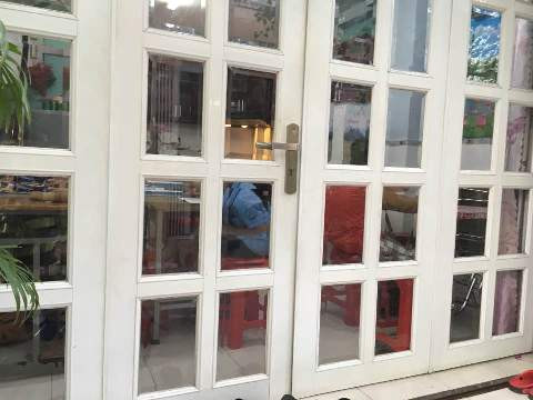 Qua lớp cửa cũng có thể dễ dàng thấy học sinh tiểu học đang học thêm (ảnh chụp ở số nhà 86/60) Qua lớp cửa cũng có thể dễ dàng thấy học sinh tiểu học đang học thêm (ảnh chụp ở số nhà 86/60)