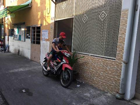 Học sinh được phụ huynh đưa đi học thêm ở nhà số 1 đường Đống Đa chiều 17/4 (ảnh: P.L) Học sinh được phụ huynh đưa đi học thêm ở nhà số 1 đường Đống Đa chiều 17/4 (ảnh: P.L)