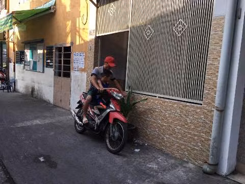 Học sinh được phụ huynh đưa đi học thêm ở nhà số 1 đường Đống Đa chiều 17/4 (ảnh: P.L) Học sinh được phụ huynh đưa đi học thêm ở nhà số 1 đường Đống Đa chiều 17/4 (ảnh: P.L)